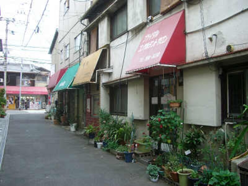 駅直近のさびれた通り