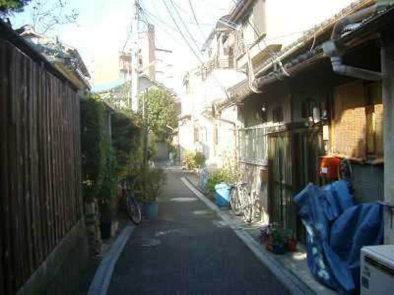 路地に入ると…