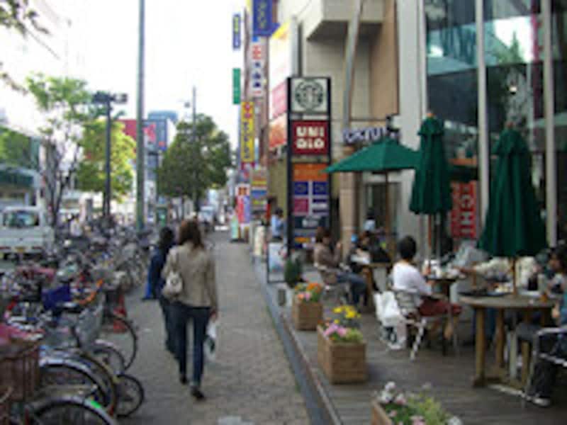 駅周辺の繁華街風景