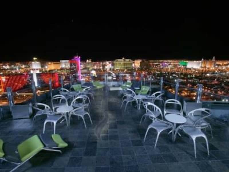 ラスベガスの夜景を横から見れるスカイラウンジ (C)Ghost Ba