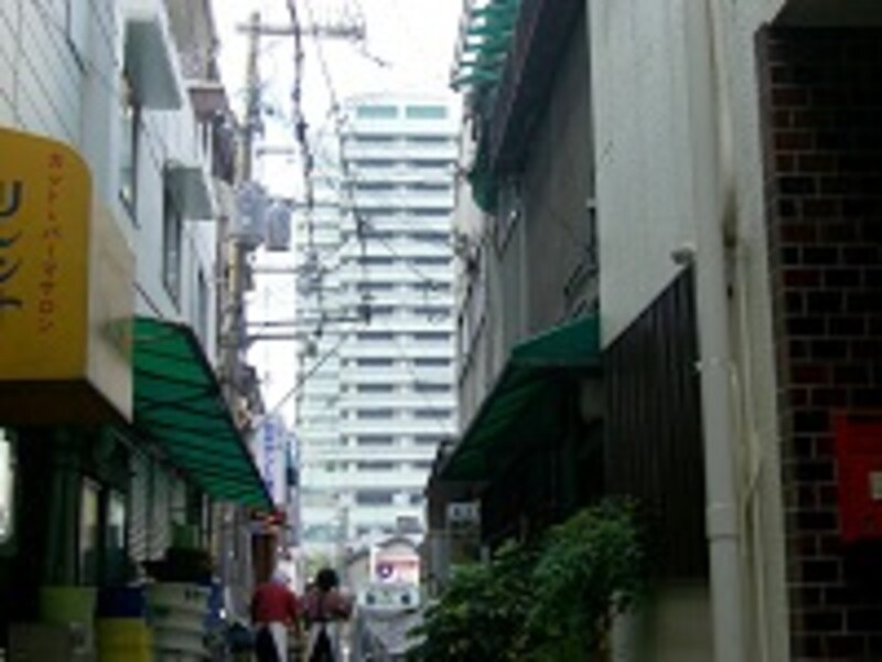 路地からマンション