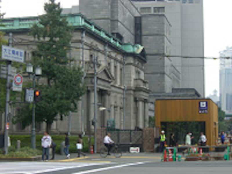 日銀大阪支店と入口