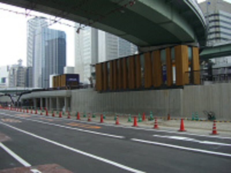 阪神高速と駅出入り口