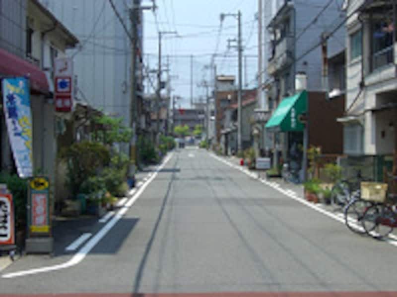 サンクス平尾周辺の街並
