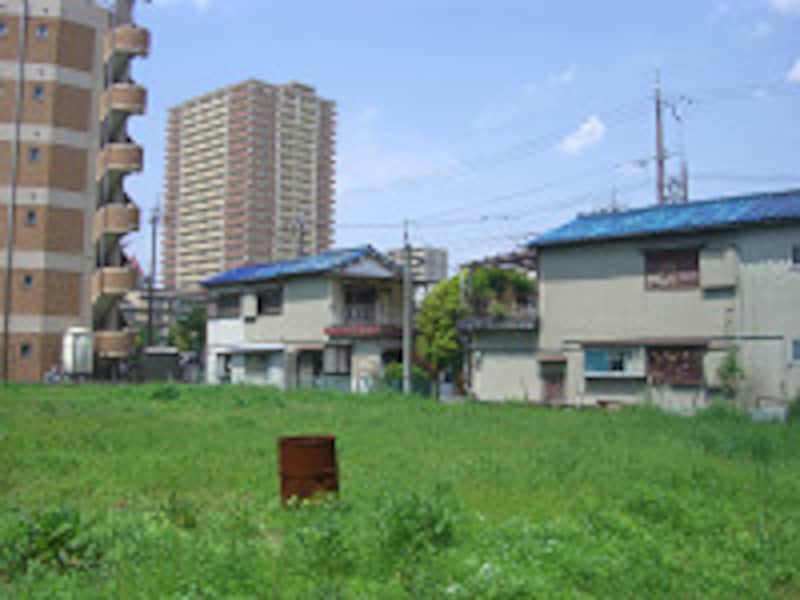 空き地とマンション