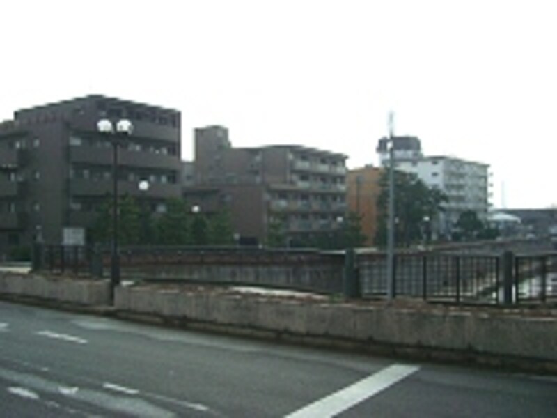 マンションが並ぶ