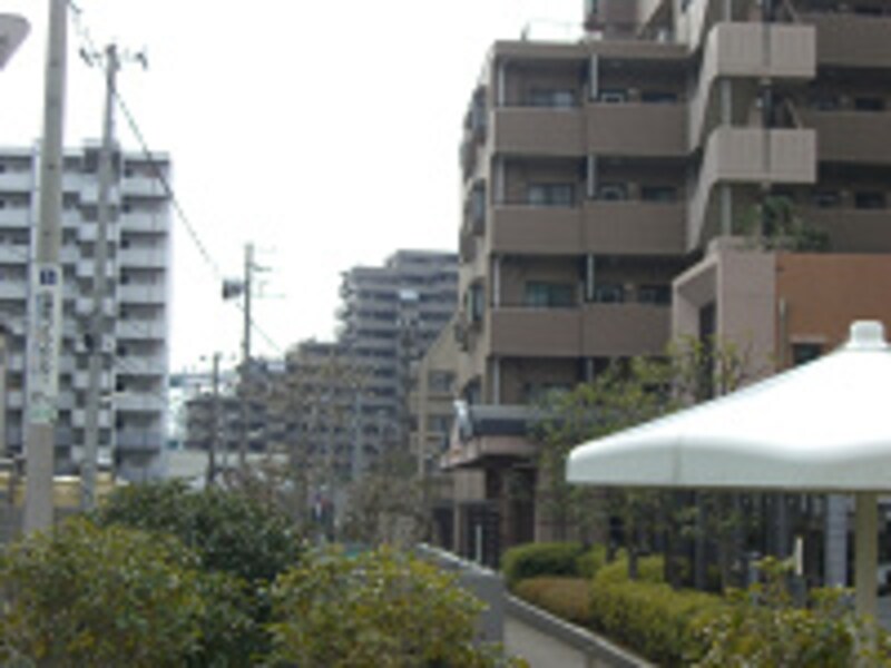 マンションが並ぶ