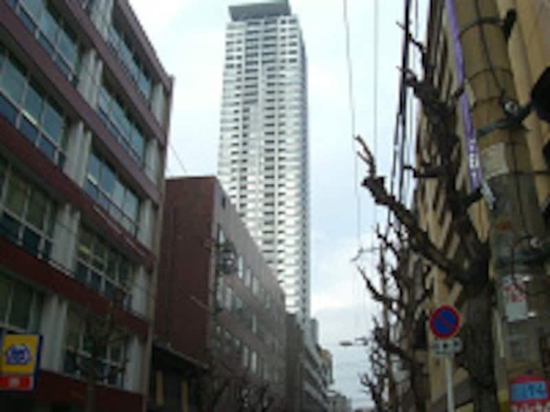 中層建築物の向こうに高層タワー