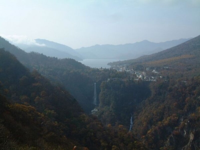 明智平展望台から眺める中禅寺湖と華厳の滝