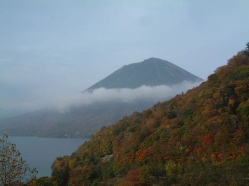 中禅寺湖と男体山の紅葉