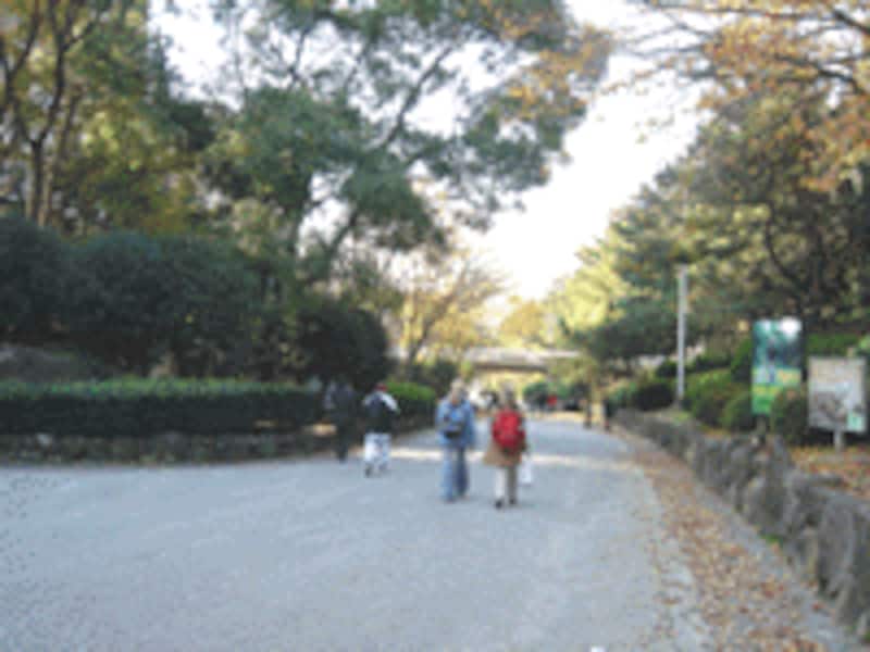 緑地公園駅前