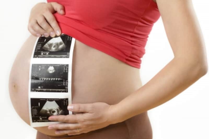 超音波検査（エコー検査）とは、高い周波数の音波をおなかにあてて、子宮内の様子を観察する検査