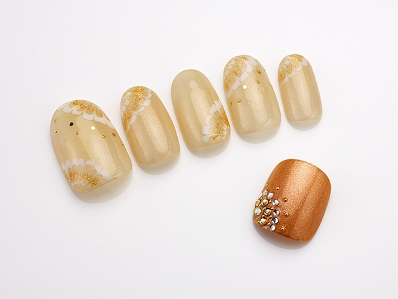 ゴールドで描く華やかピーコック