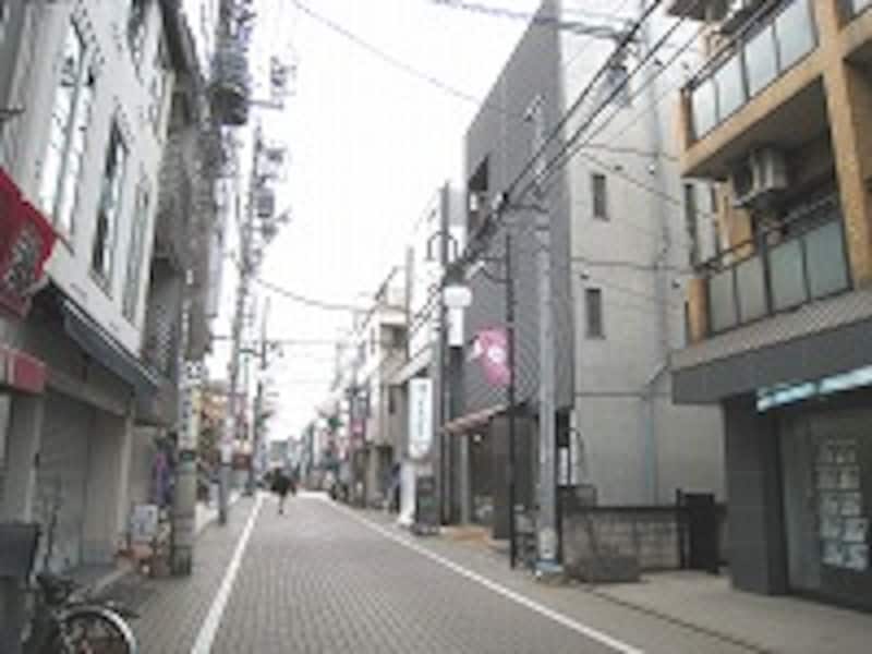 駅近くの通り