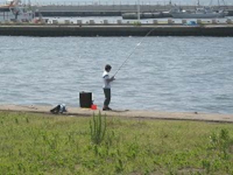 釣りをする少年