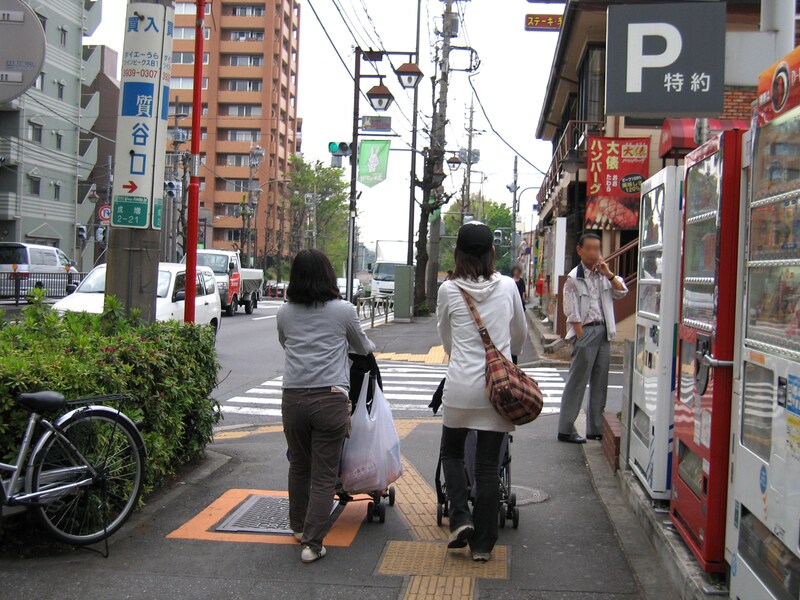 街角で見かけた親子連れ