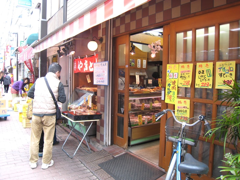 商店街の中の肉屋さん