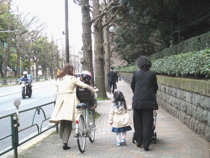子どもを連れたお母さんたち