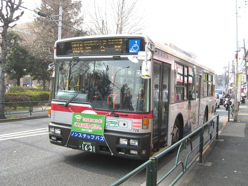 世田谷通りを走るバス