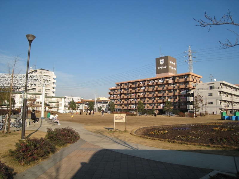 曳舟川親水公園の広場部分