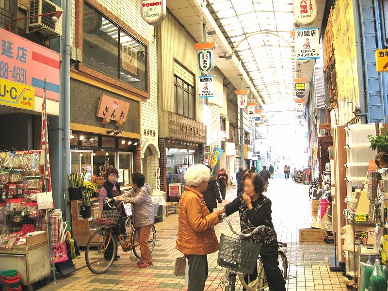 商店街で見かけた立ち話風景