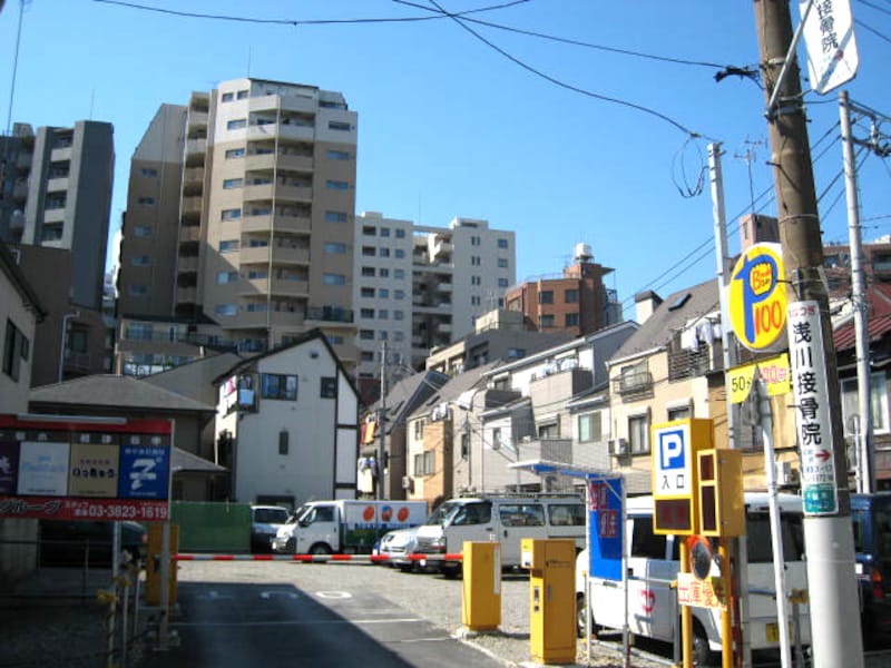 駐車場になっている空き地