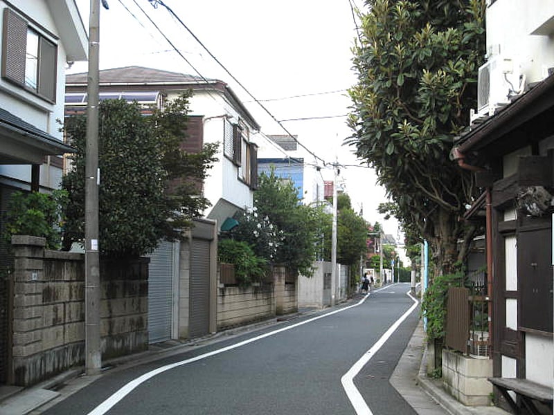 住宅街の中の細い道