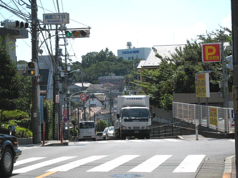 駅から野川へ下る坂