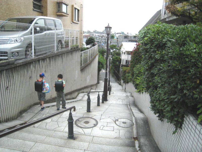 階段のある坂道