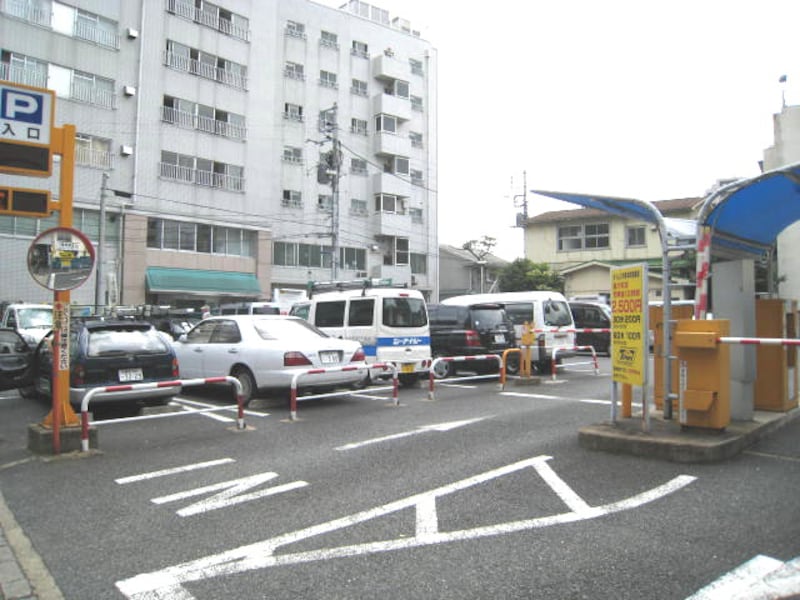 鍋屋横丁近くの駐車場