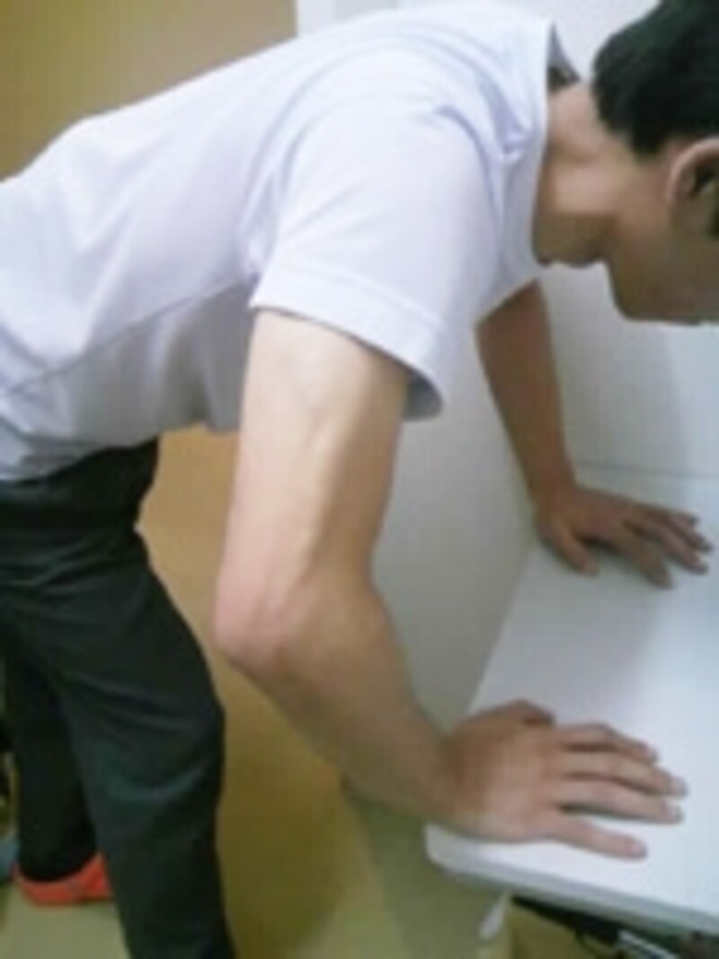 腕の筋肉に重みを感じるまで肘を曲げていきます