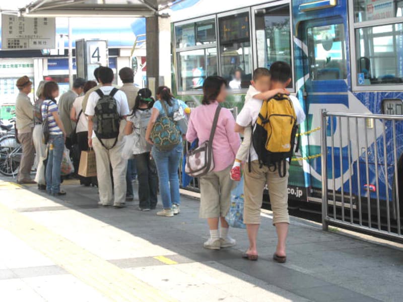 バスターミナルの家族連れ