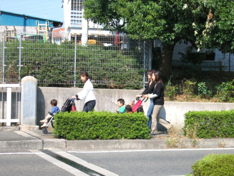 子どもを連れたお母さん
