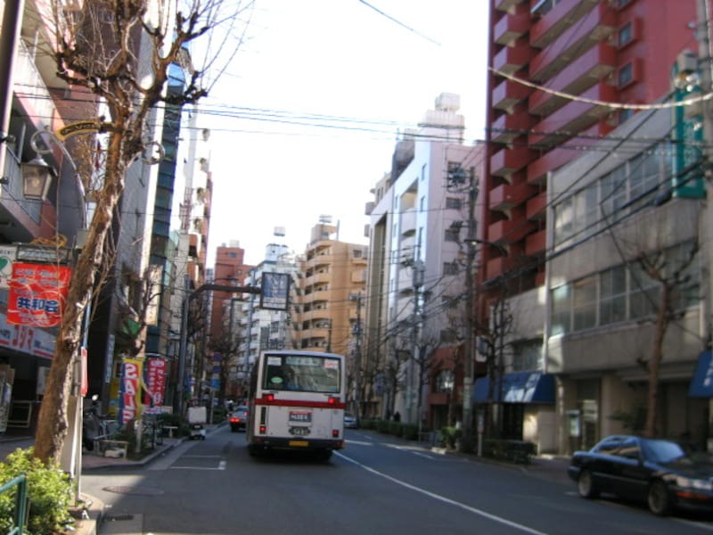 世田谷通りを行くバス