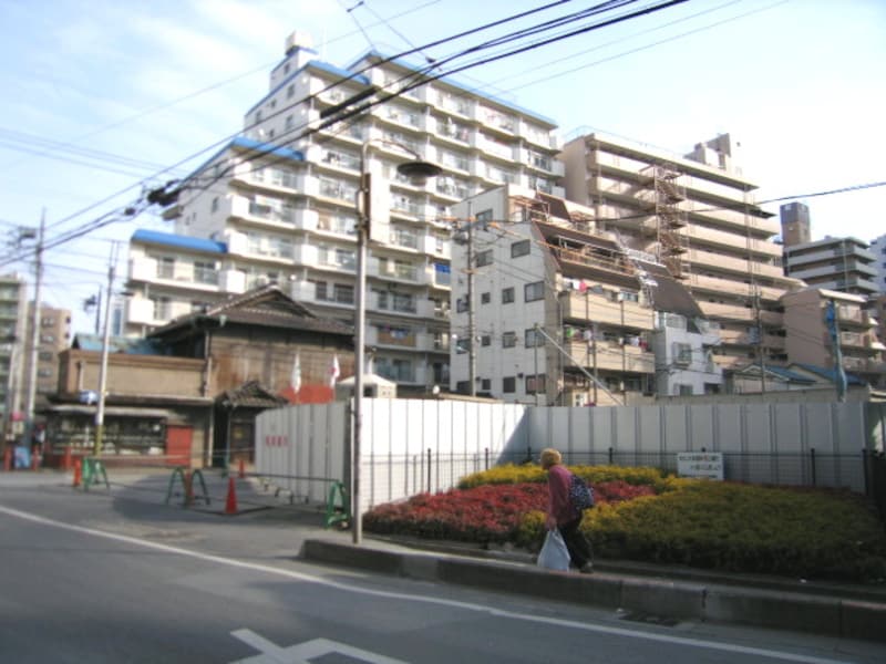 駅近くの建設現場