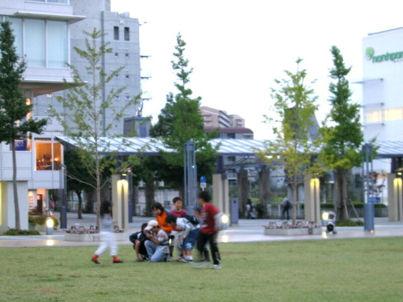 駅前の広場で遊ぶ子どもたち