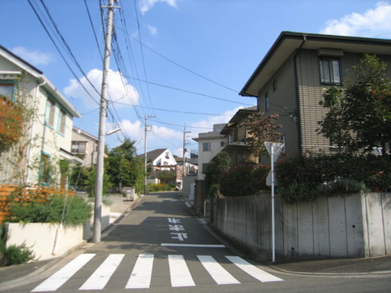 住宅街に入る道