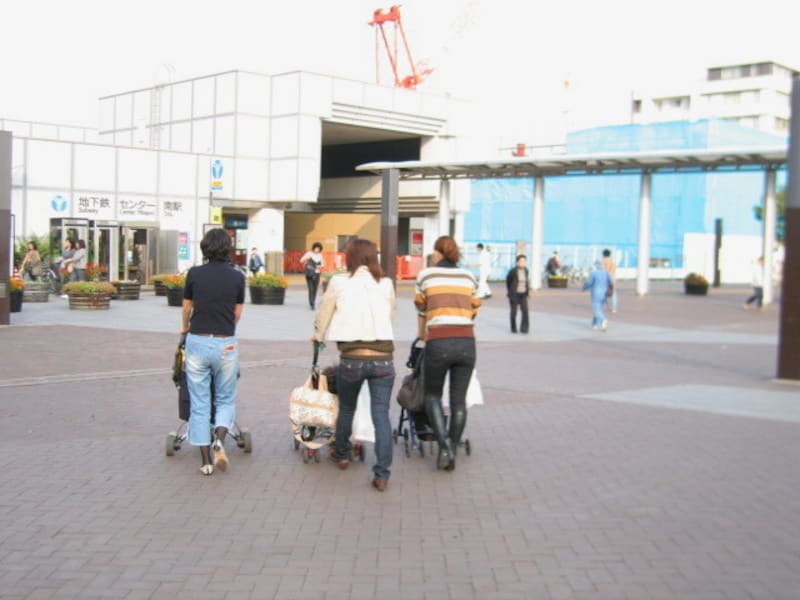 ベビーカーを押したおかあさんたち