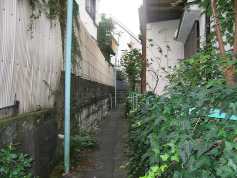 見通しの悪い路地