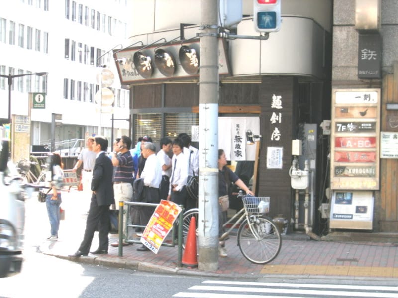 明治通り沿いのラーメン店の行列