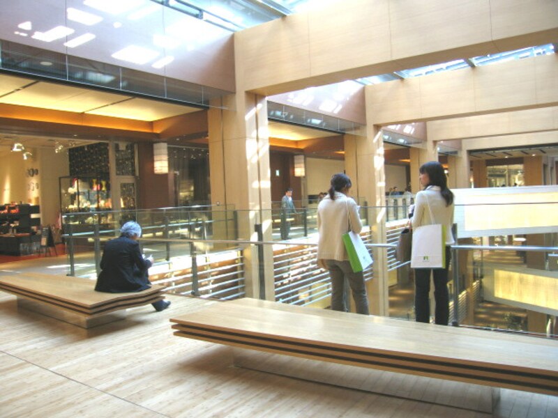 建物内のベンチ