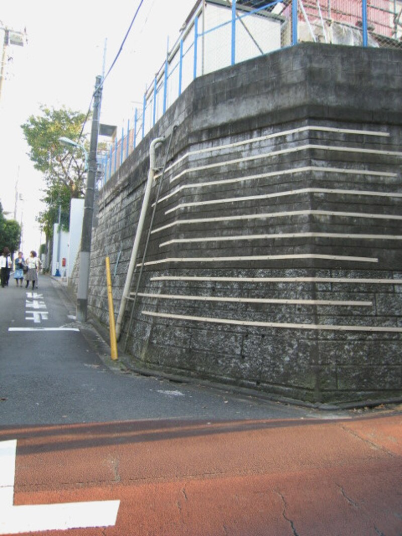 住宅街の中にある崖