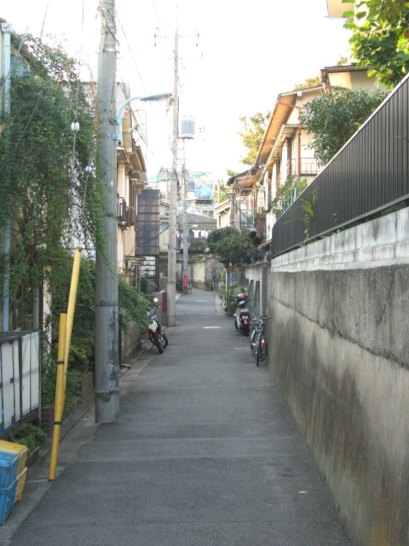 住宅街の細い道