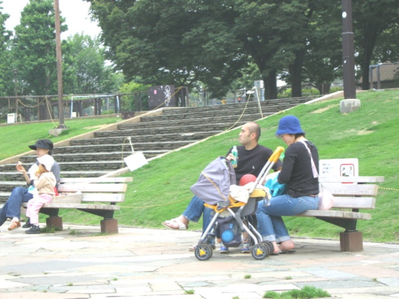 公園で遊ぶ母子