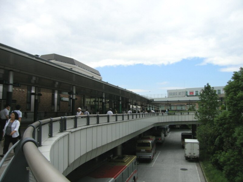 駅前のバスターミナル