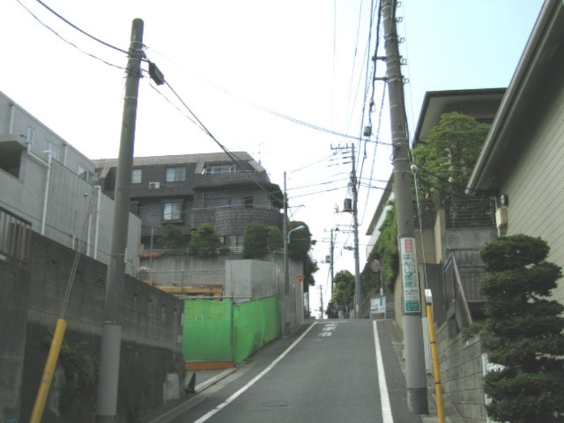 諏訪山への坂道