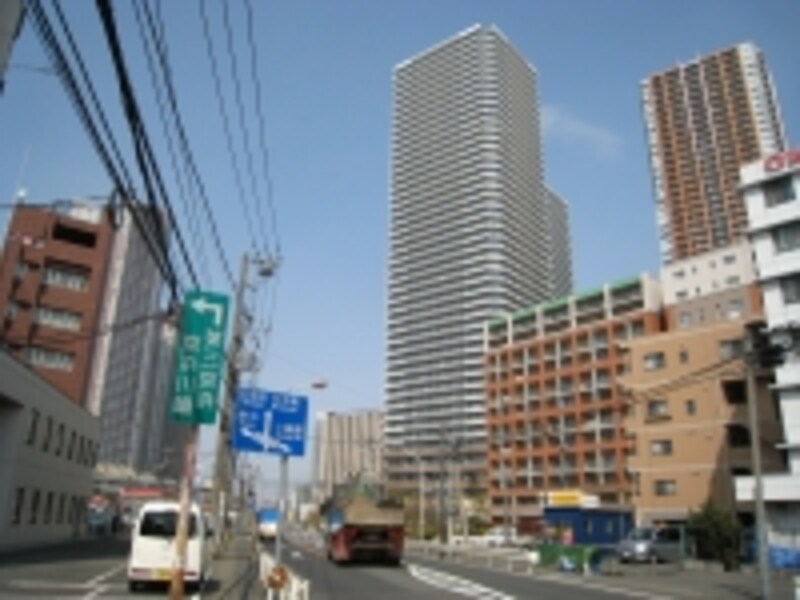 綱島街道を挟んで大規模マンション、タワーマンションが建ち並ぶ。ここ４年ほどで街の風景は大きく変わった