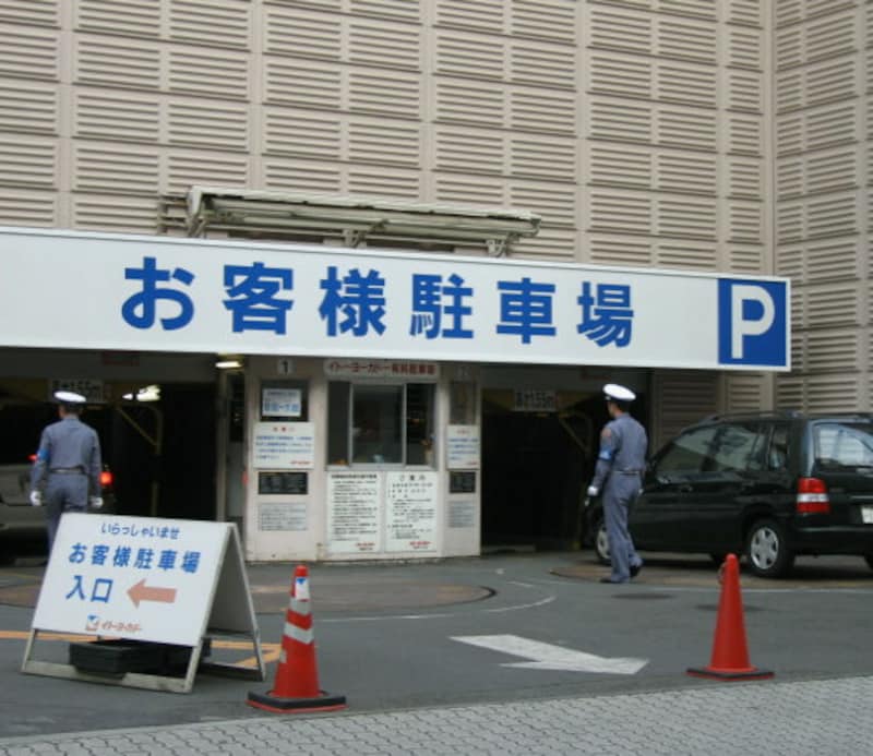 スーパーの駐車場