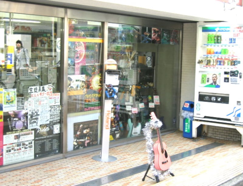 下北沢の楽器店
