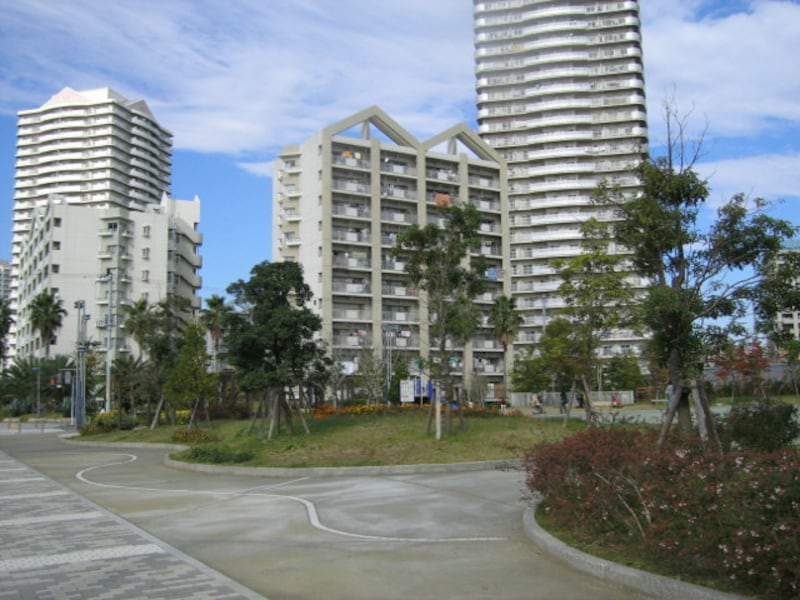マンションと公園、緑